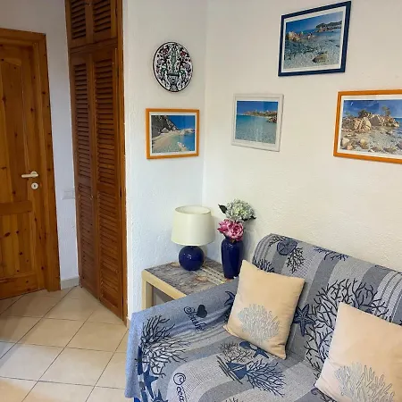 - A 100 Mt Dal Mare, Tavolara Apartment *